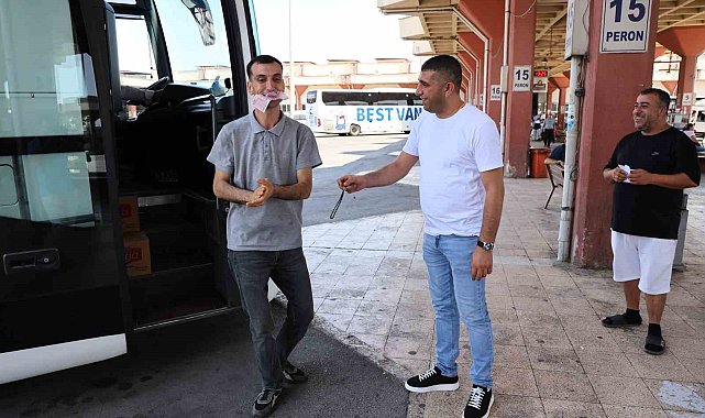 'Oynak Ferit' hem oynuyor hem oynatıyor