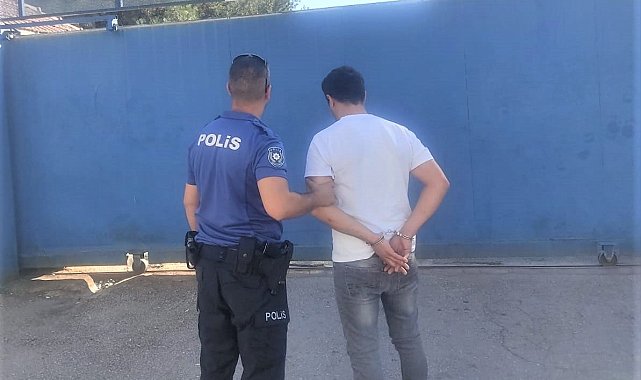 4 yıl 15 gün hapis cezası ile aranan şahsı polis yakaladı