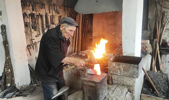 75 yaşındaki Hasan usta, yarım asırdır demir dövüyor