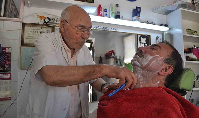 82 yaşında hala ilk günkü hevesle berberlik mesleğini sürdürüyor