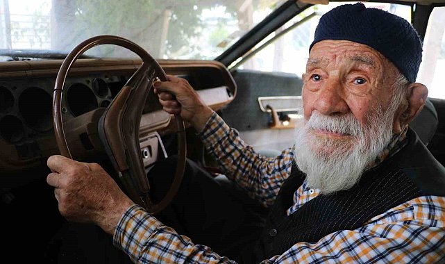 98'lik delikanlı 48 yaşındaki otomobilini 15 yıldır garajında saklıyor