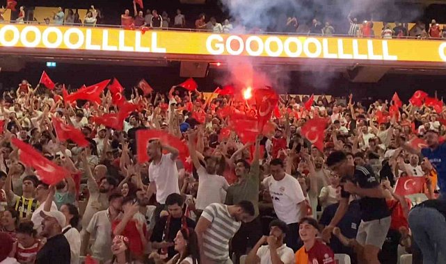 A Milli Futbol Takımı'nın çeyrek final heyecanı Beşiktaş Tüpraş Stadyumu'nda yaşandı