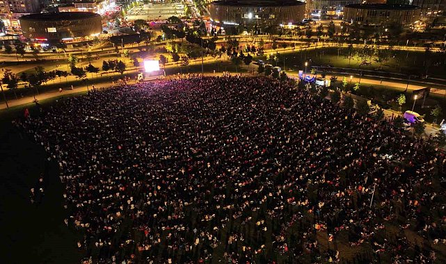 A Milli Takım&#039;ın zaferi Başakşehir&#039;de coşkuyla kutlandı