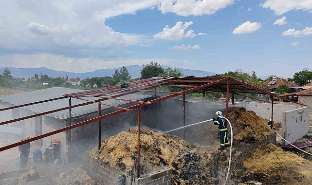 Acıpayam'da samanlık yangını paniğe neden oldu