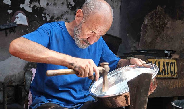 Adana'da kalaycı ailenin 4. kuşak temsilcisi mesleğini severek sürdürüyor