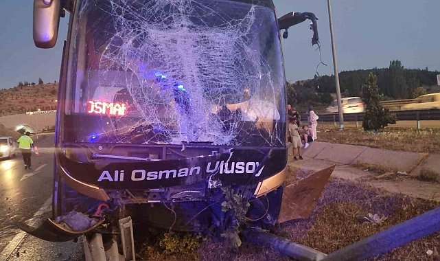 Afyonkarahisar'da otobüs bariyerlere çarptı: 2 yaralı