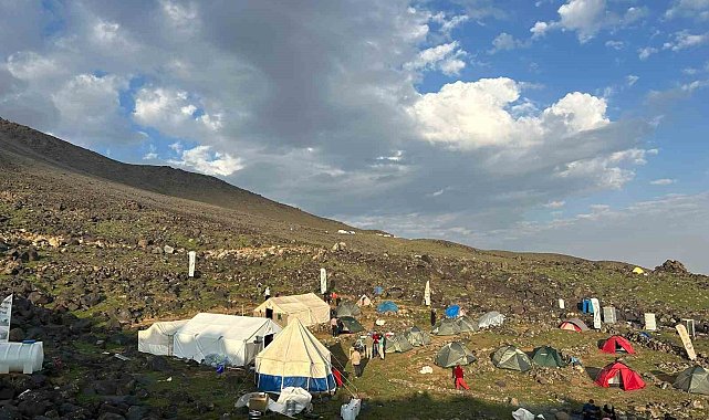 Ağrı Dağı' tırmanışı sırasında hayatını kaybeden 10 dağcı anıldı