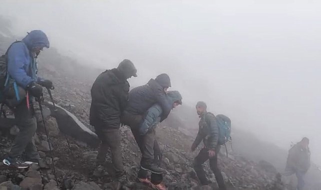 Ağrı Dağı'nda kaybolan 2 dağcıyı arama çalışmaları sürüyor