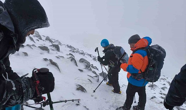 Ağrı Dağı'nda zorlu zirve tırmanışı tamamlandı