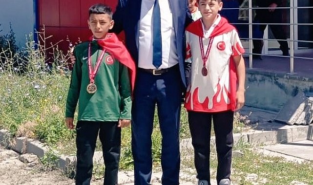 Ağrı'da genç güreşçilere coşkulu karşılama