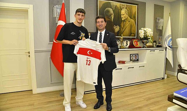 Ahmetcan Kaplan, Milli Takım formasını Başkan Kaya&#039;ya hediye etti