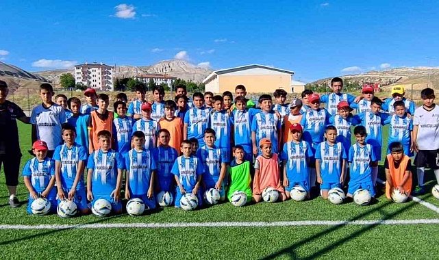 Akkışla'da yaz futbol kursuna büyük ilgi