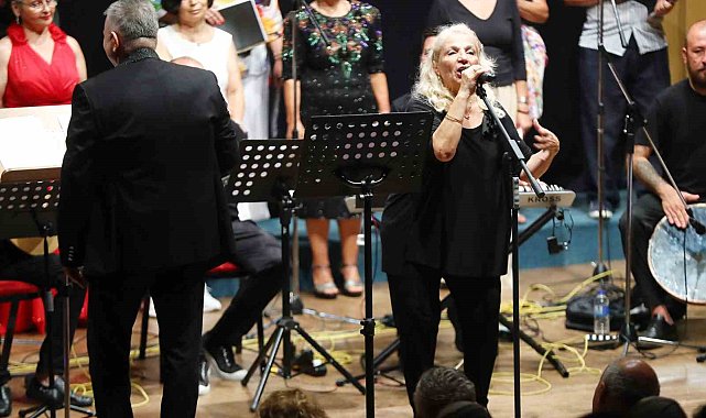 Aktif Yaşlı Merkezi üyelerinden halk müziği konseri