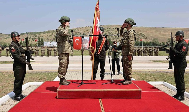 Alayda sancak devir teslimi coşkusu