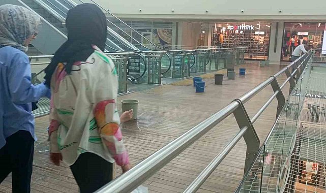 Alışveriş merkezinde yağmur suyuna kovalı önlem