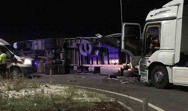 Amasya'da tırlar çapıştı
