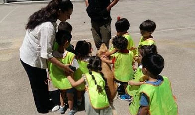 Anaokulu öğrencilerinden polise ziyaret