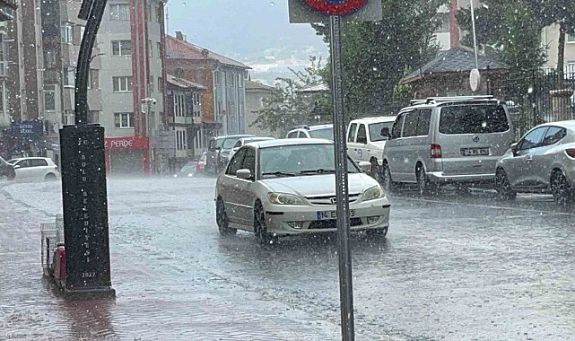 Aniden bastıran sağanak hayatı olumsuz etkiledi