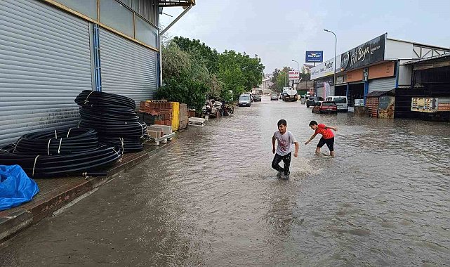 Aniden bastıran yağmur yolları göle çevirirken, bunun keyfini çocuklar çıkardı