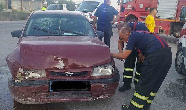 Antakya'da iki otomobilin karıştığı kazada 4 kişi yaralandı