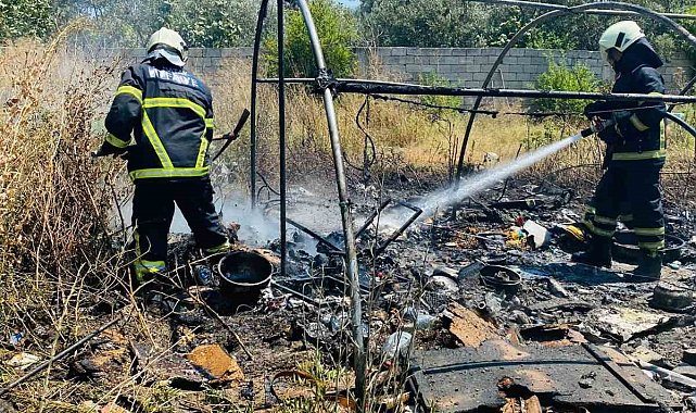 Antakya'da yanan çadır kullanılmaz hale geldi