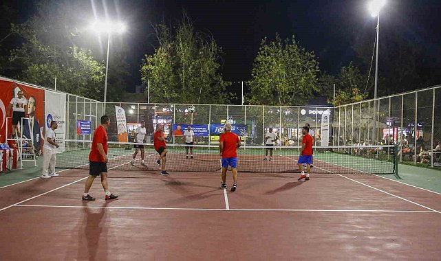 Antalya'da efsaneler onuruna ayak tenisi turnuvası