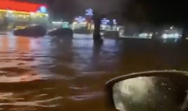 Antalya'da kısa süreli sağanak ve fırtına yolları göle çevirdi