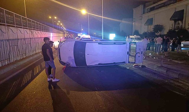 Antalya'da otomobil ve hafif ticari araç çarpıştı: 5 yaralı