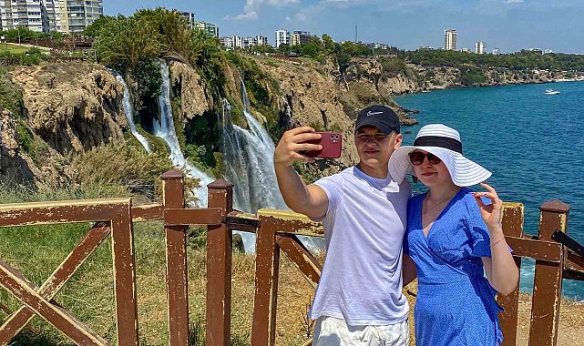 Antalya'da turistlerin ilk durağı Düden Şelalesi