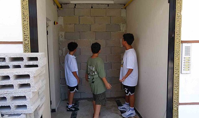 Apartmanın giriş kapısına örülen duvar şaşkınlığa neden oldu