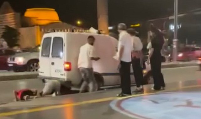 Aracın altındaki kediye vatandaşlardan 'kedi sesli' çözüm