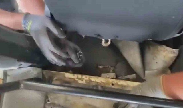 Aracın gizli bölmesinden 10 kilo uyuşturucu çıktı