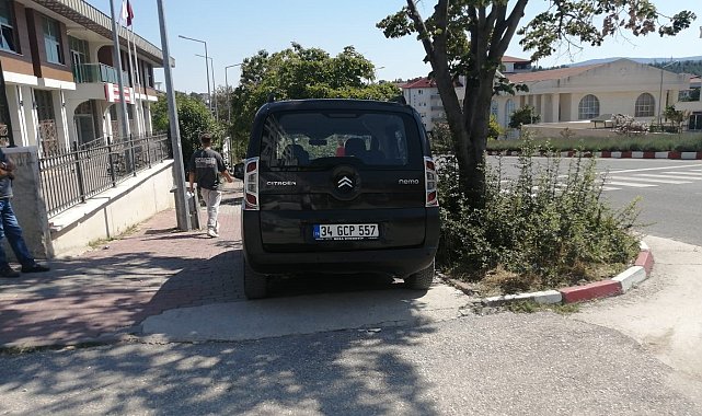 Aracını kaldırıma park eden duyarsız sürücü tepkilere neden oldu