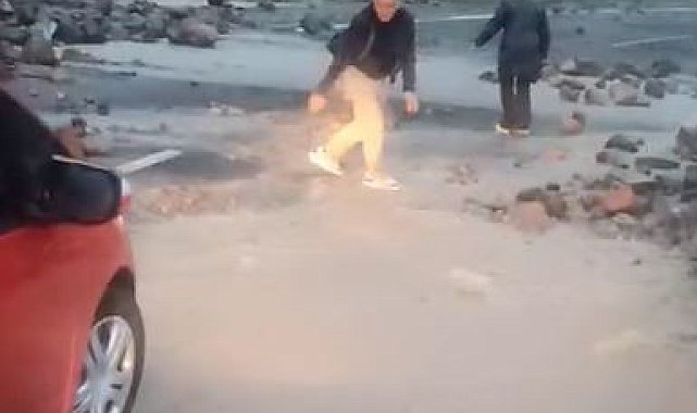 Ardahan-Ardanuç yolunda korkutan heyelan