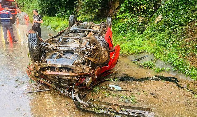 Ardeşen'de freni boşalan kamyonet uçuruma yuvarlandı