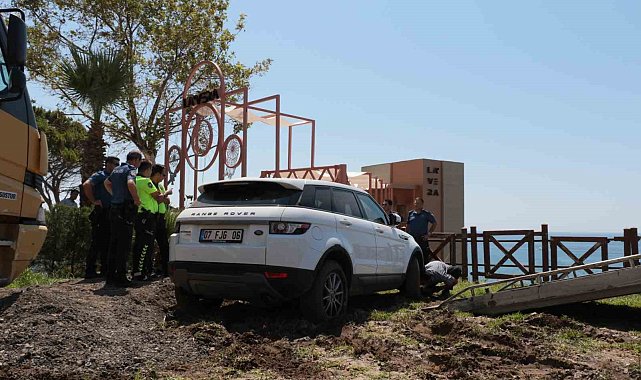 Asansör yıkımına karşı lüks cipini barikat yaptı