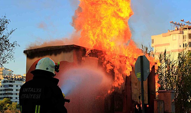 Aşırı yüklenmeyi kaldırmayan trafo alev alev yandı