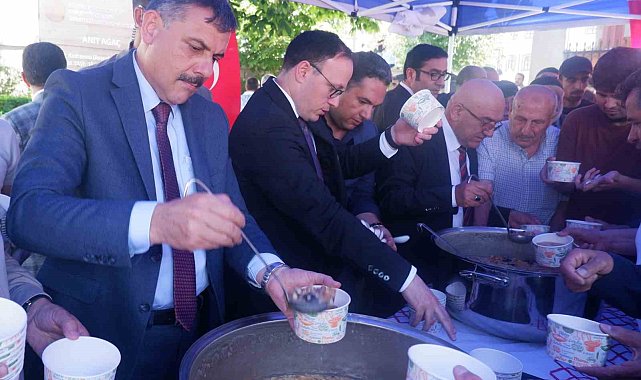 Aşure dağıtımında izdiham