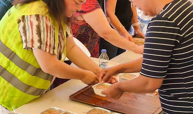 Aşure dağıtırken huzurevlerini ve yaşlıları unutmadılar