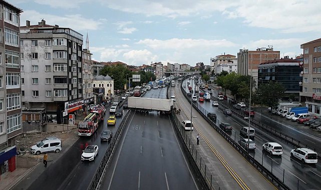 Avcılar&#039;da tır yoldan çıktı: E5 Karayolu trafiğe kapatıldı