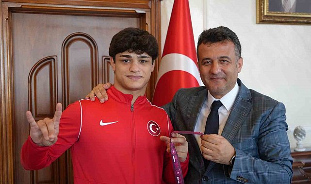 Avrupa şampiyonu milli güreşçi Alperen Berber: "Türklüğün simgesi olarak bozkurt işareti yaptım, gururluyum"