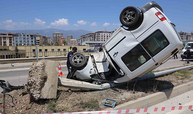 Aydınlatma direğine çarpan araç ters döndü