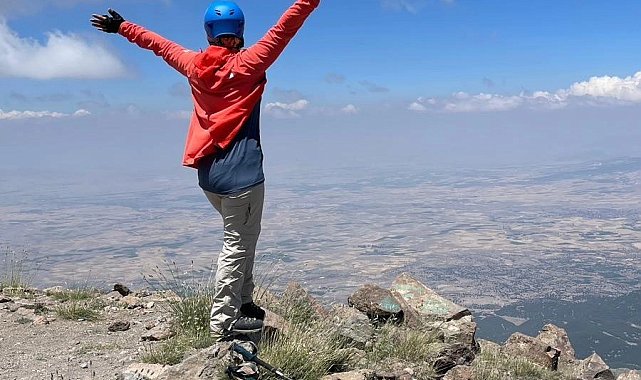 Aydınlı dağcı çift, İç Anadolu'nun en büyük ikinci dağına tırmandı