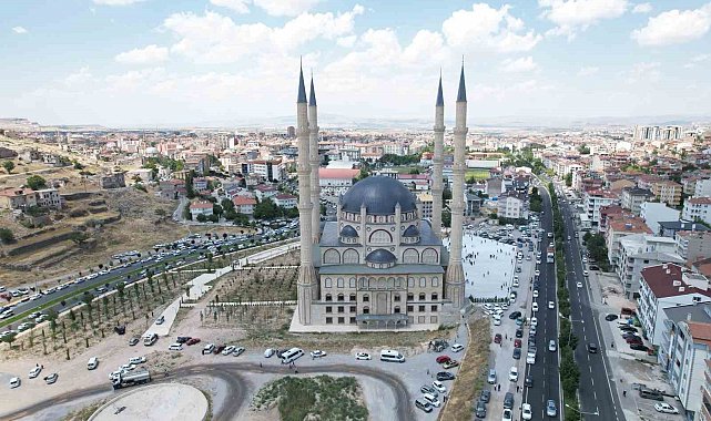 Aynı anda 10 bin kişi namaz kılabilecek