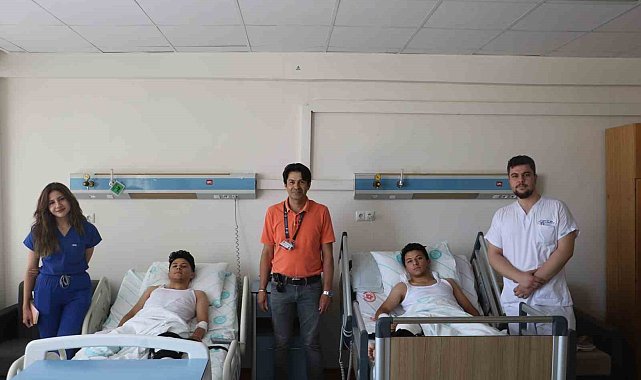 Aynı kaderi yaşayan ikizler aynı gün ameliyat oldu