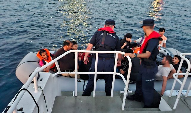 Ayvalık açıklarında 11'i çocuk 30 düzensiz göçmen yakalandı