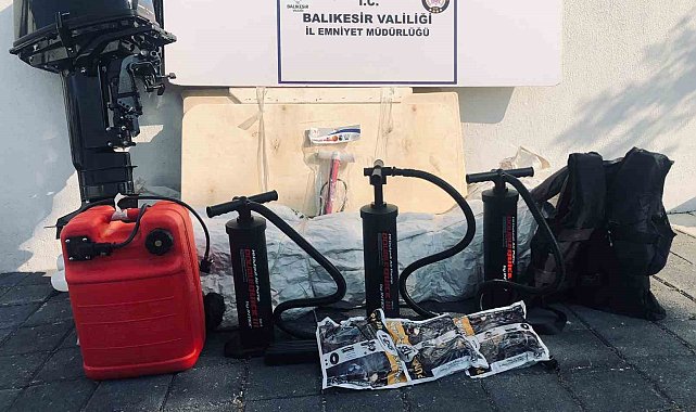 Ayvalık'ta polis 7 düzensiz göçmen ve 2 organizatörü kıskıvrak yakaladı