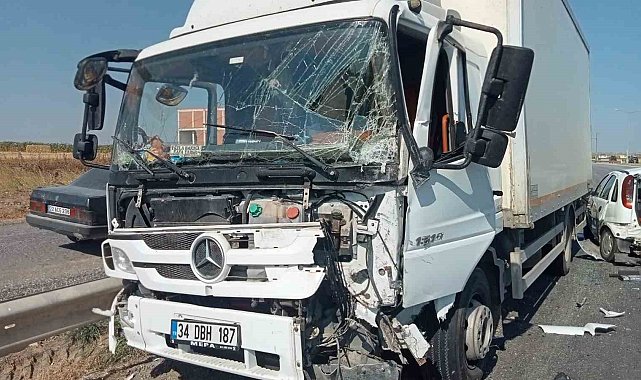 Babaeski&#039;de 3 aracın karıştığı kaza: 2 kişi yaralandı