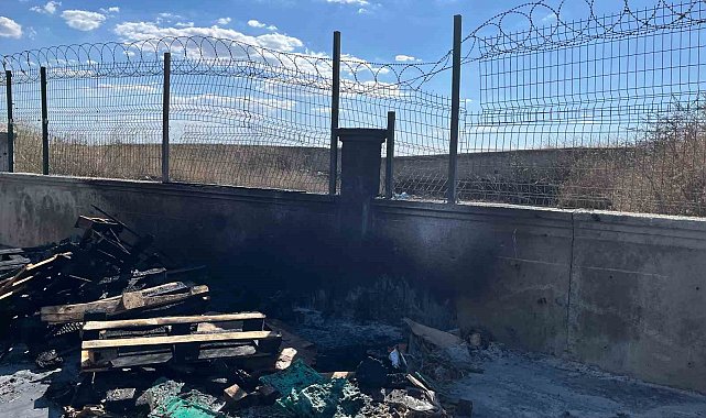 Babaeski&#039;de bir iş yerinde çıkan yangın tarlaya sıçradı