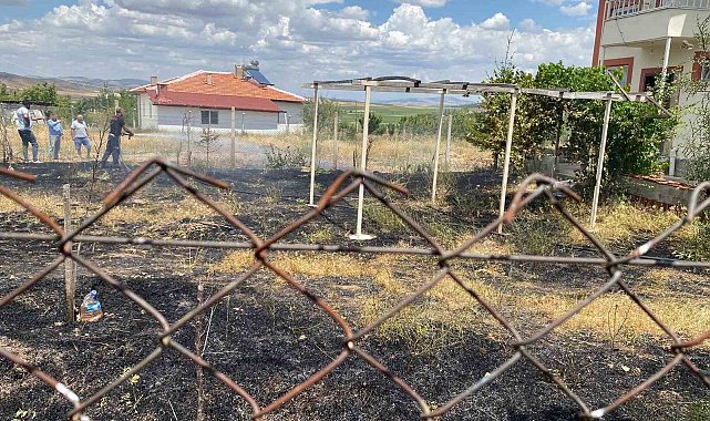 Bahçede çıkan yangın evlere sıçramadan söndürüldü